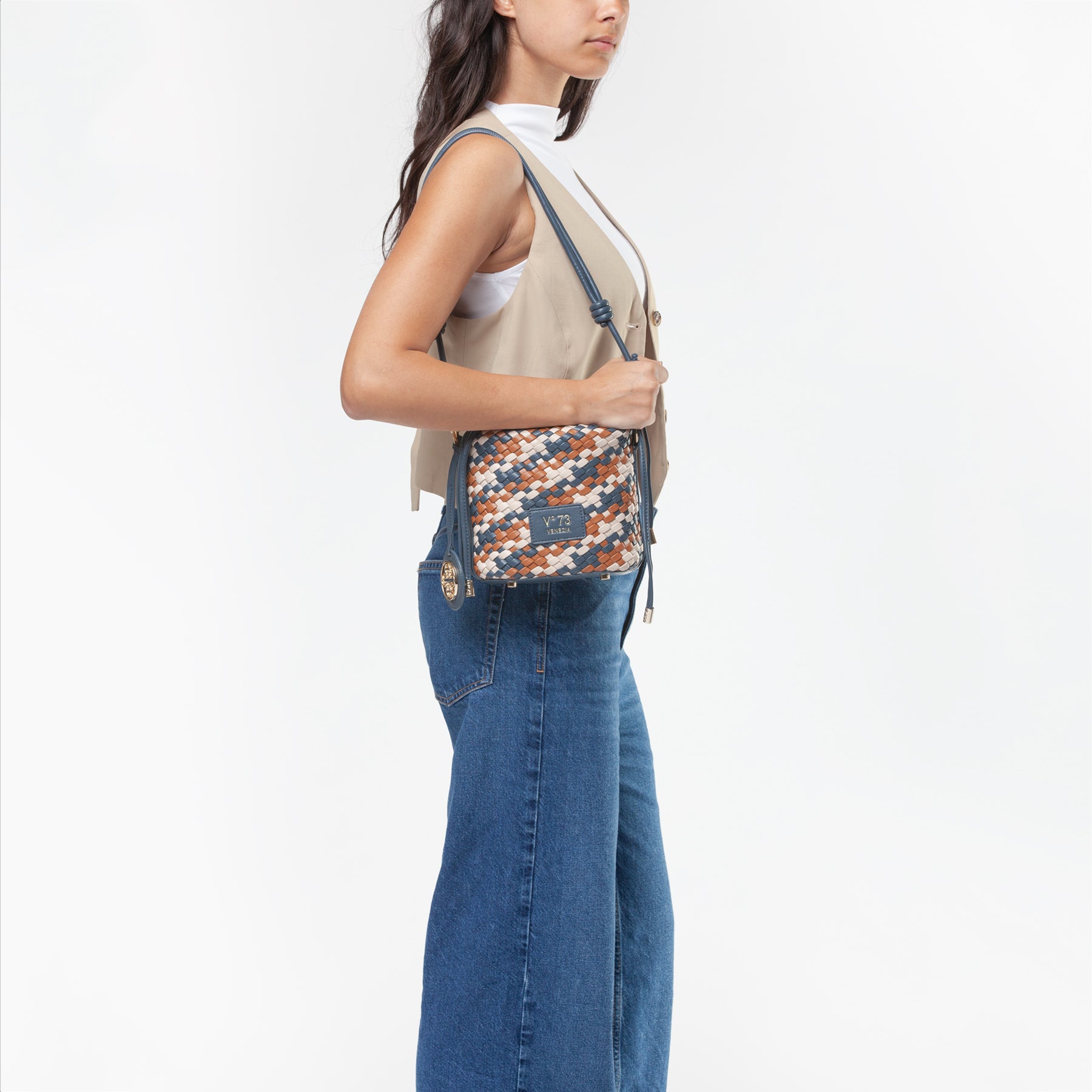 8614c9477a5d86f42a1da6b19d625392_BLU_73BS8VU04_25_E18